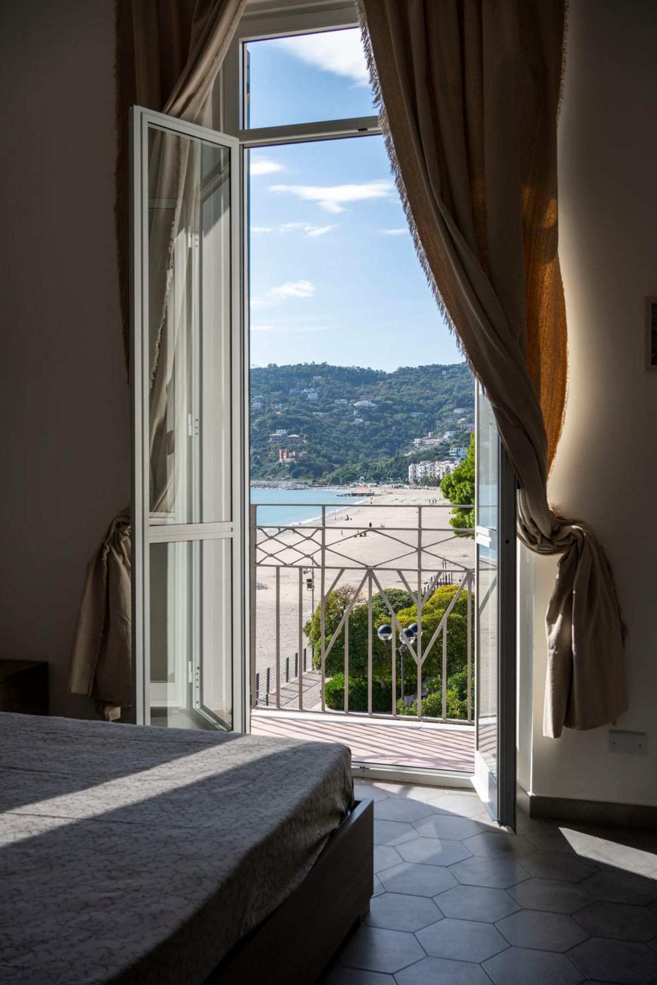 Hotel Miramare Споторно Экстерьер фото