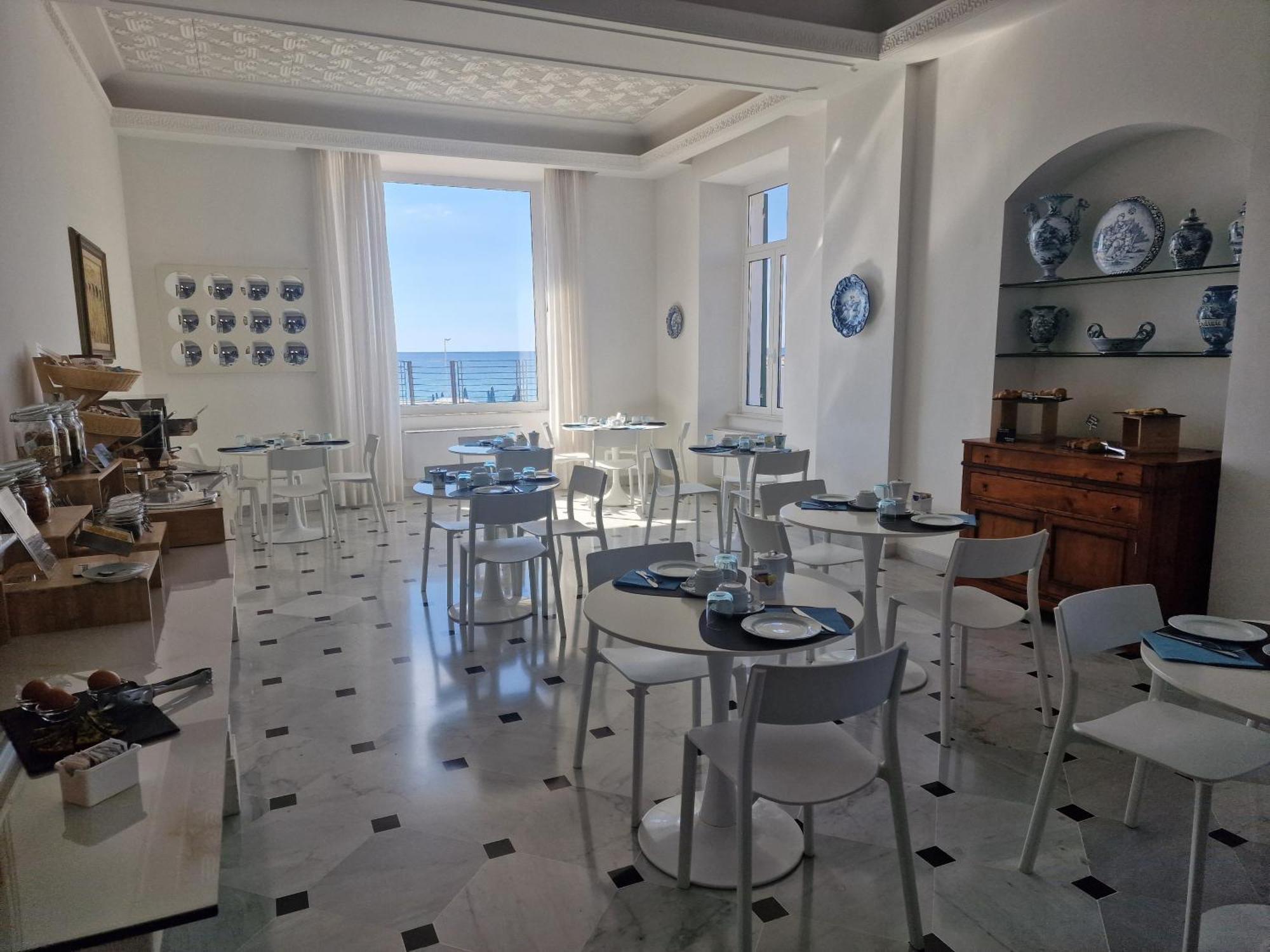 Hotel Miramare Споторно Экстерьер фото